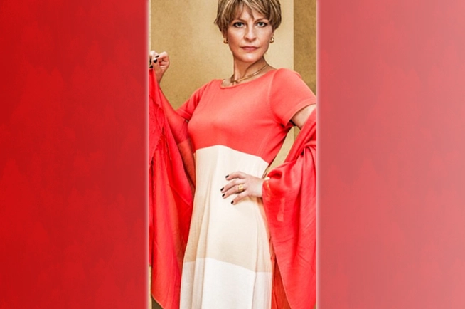 Stilvolle Geschäftsfrau im eleganten Outfit während einer Beratung – Symbol für Auftreten, Stil und Selbstbewusstsein im internationalen Business.