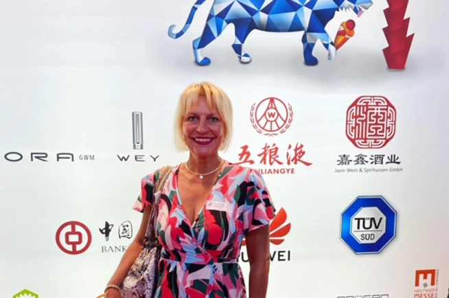 Frauen nehmen an einem Business Workshop mit Adrienne Stark teil und lernen souveränes Auftreten im internationalen Business.