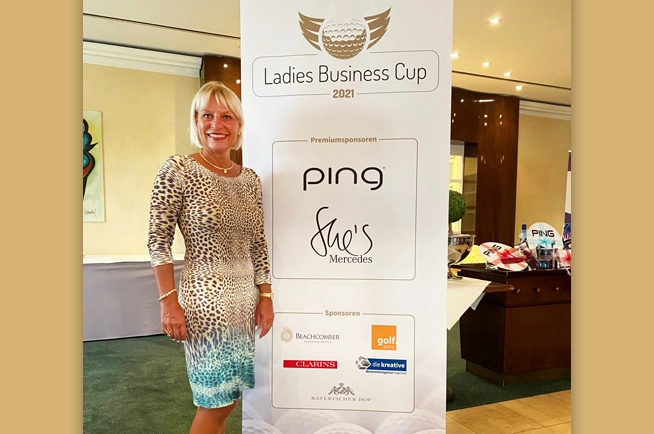 Selbstbewusste Frau in elegantem Business-Outfit steht vor einer modernen Stadtkulisse – Symbol für westlichen Lebensstil, Stärke und Erfolg.